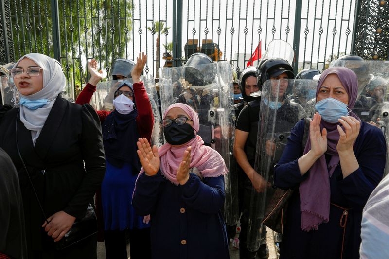 &copy; Reuters. نساء من مؤيدي حزب النهضة امام مقر البرلمان في العاصمة تونس يوم الاثنين. تصوير: زبير السويسي - رويترز. 