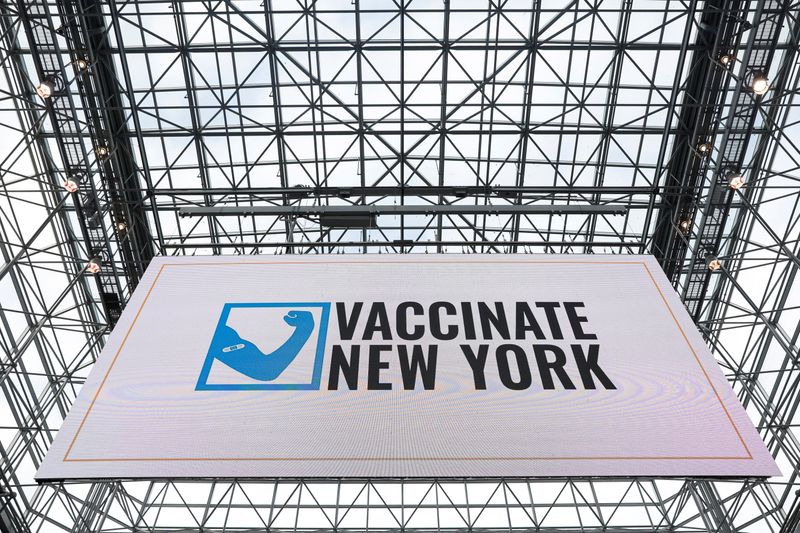 &copy; Reuters. 米ニューヨーク市のデブラシオ市長は２６日、感染力の強い新型コロナウイルス変異株「デルタ」の感染が米国内で拡大していることを踏まえ、ニューヨーク市職員に９月中旬までにワクチ