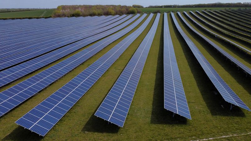 &copy; Reuters. FOTO DE ARCHIVO: Un campo de paneles solares cerca de Royston, Gran Bretaña, el 26 de abril de 2021. Fotografía tomada con un dron. REUTERS/Matthew Childs/File Photo