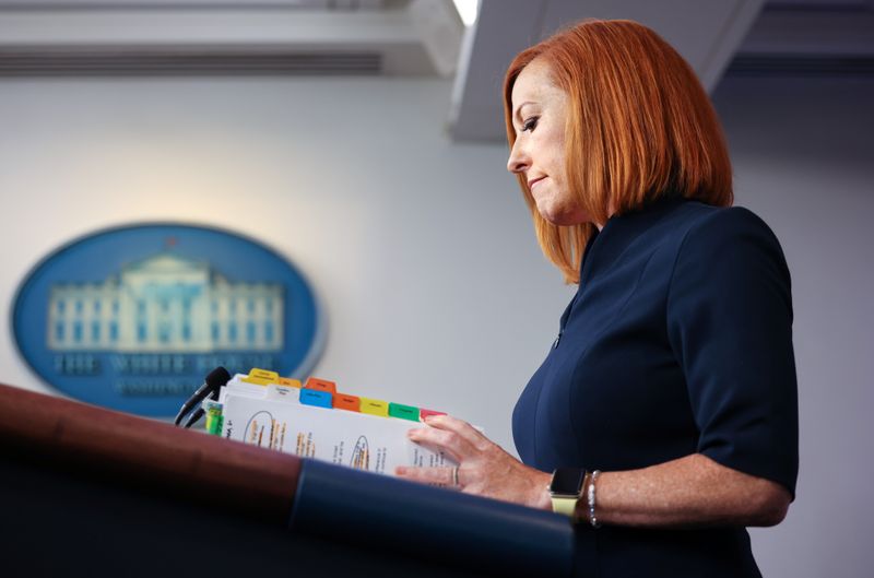 &copy; Reuters. المتحدثة باسم البيت الأبيض جين ساكي تتحدث في واشنطن يوم 23 يوليو تموز 2021. تصوير: ايفيلين هوكستاين - رويترز. 