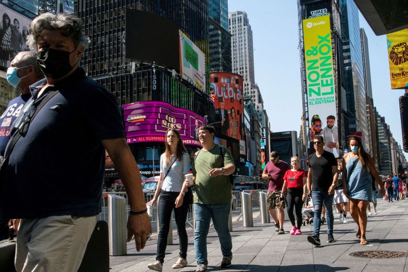© Reuters. Pessoas usam máscaras na Times Square, enquanto os casos da variante Delta do coronavírus continuam aumentando na cidade de Nova York, EUA 
23/07/2021 REUTERS/Eduardo Munoz/Foto de arquivo