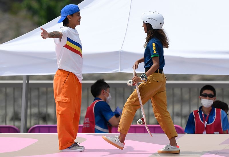 &copy; Reuters. Filipina Margielyn Didal e brasileira Rayssa Leal no skate em Tóquio.
  26/7/2021   REUTERS/Toby Melville