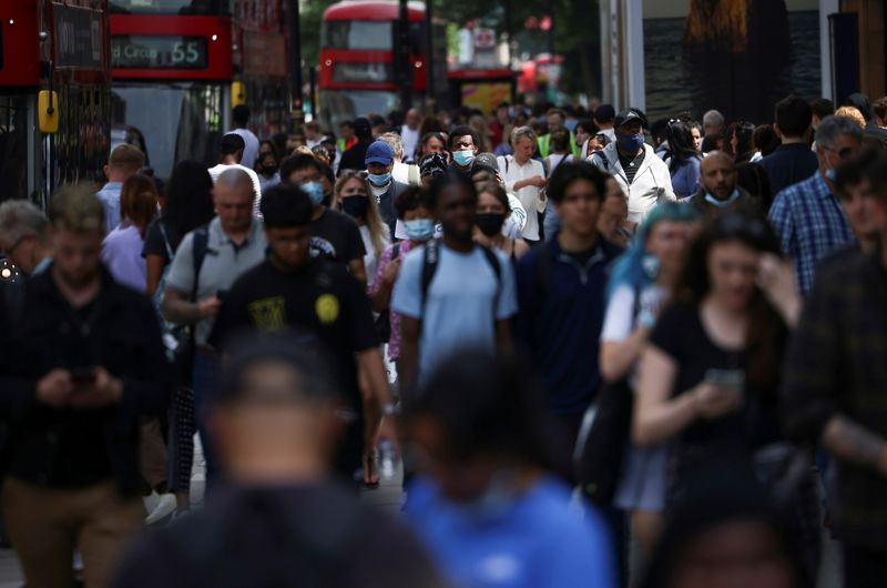 &copy; Reuters. People walk along Oxford Street, amid the coronavirus disease (COVID-19) outbreak, in London, Britain, July 26, 2021. REUTERS/Henry Nicholls