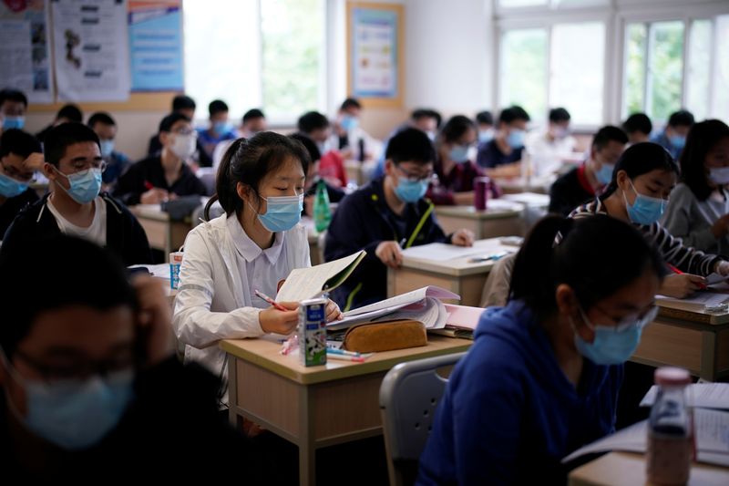 © Reuters. Estudantes durante aula em escola de Xangai, China 
07/05/2020
REUTERS/Aly Song