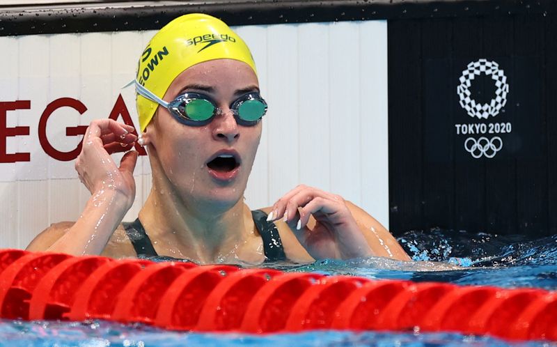 &copy; Reuters. السباحة الاسترالية كايلي ماكيون خلال تصفيات سباق 100 متر ظهرا يوم الاحد. تصوير: ماركو ديوريتسا - رويترز. 