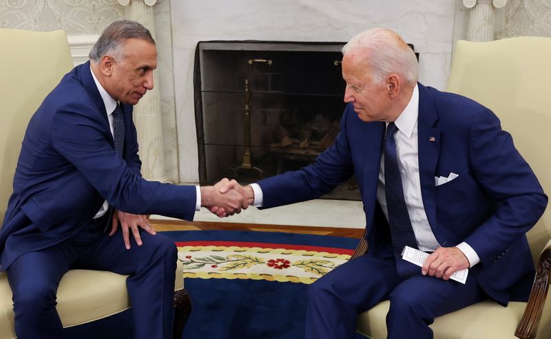 &copy; Reuters. バイデン米大統領は２６日、イラクのカディミ首相とホワイトハウスで会談し、イラクに駐留する米軍の戦闘任務を年内に終了させることで合意した。 写真はバイデン大統領とカディミ首