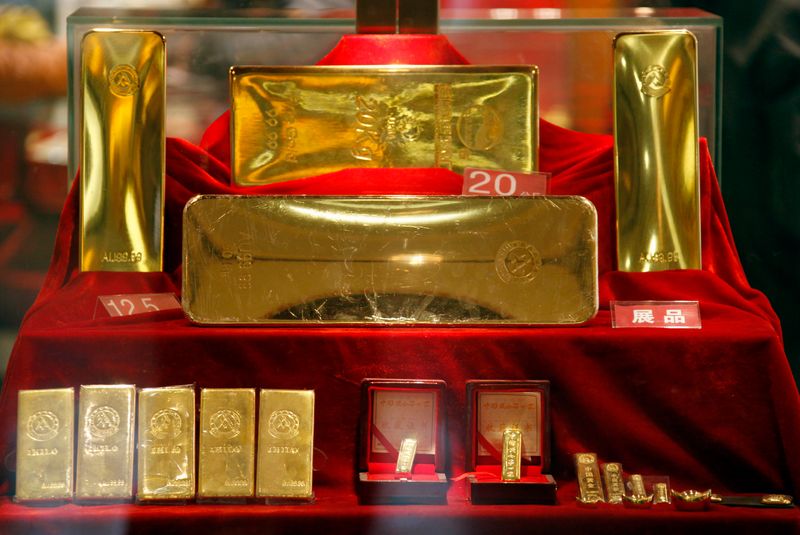 &copy; Reuters. Gold bars of various sizes can be seen in a display case at Beijing's biggest gold store November 23, 2009. REUTERS/David Gray/File Photo