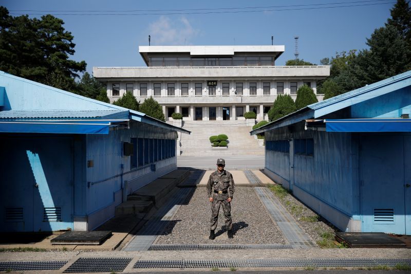 &copy; Reuters. جندي كوري جنوبي يقف في حراسة قرية بانمونجوم الحدودية في المنطقة المنزوعة السلاح الفاصلة بين الكوريتين بصورة من أرشيف رويترز.