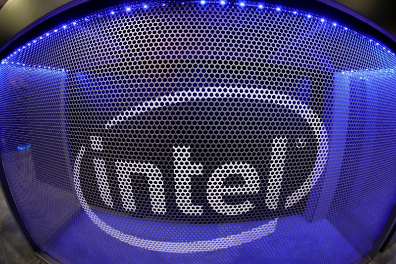 &copy; Reuters. Intel a annoncé lundi que ses usines allaient commencer à produire des puces Qualcomm et a dévoilé une feuille de route devant lui permettre d'accroître ses activités de fonderie afin de rattraper d'ici 2025 des rivaux comme Taiwan Semiconductor Man