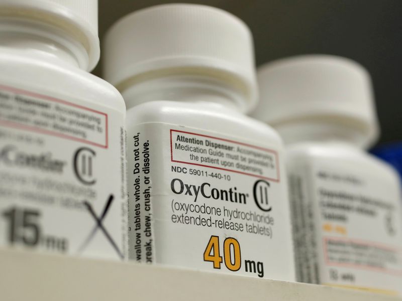 &copy; Reuters. FILE PHOTO: Bottles of prescription painkiller OxyContin made by Purdue Pharma LP sit on a shelf at a local pharmacy in Provo, Utah, U.S. April 25, 2017. REUTERS/George Frey
