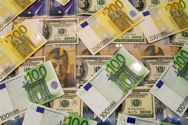 &copy; Reuters. U.S. dollar, euro and Swiss franc bank notes are seen in a bank in Budapest August 8, 2011.The forint lead currencies lower in emerging Europe; the euro and the dollar lost ground against the Japanese yen and the Swiss franc amid worries about a European 