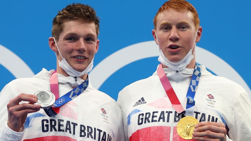 &copy; Reuters. El británico Tom Dean y el británico Duncan Scott posan con su medalla de oro y plata Tokio, Japón, el 27 de julio de 2021. REUTERS/Kai Pfaffenbach