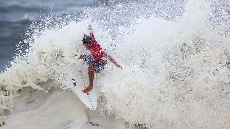 &copy; Reuters. 　７月２７日、東京五輪で新競技に採用されたサーフィンは、男子決勝に進出した五十嵐カノアが銀メダルを獲得した。写真は決勝で波を攻める五十嵐。千葉県の釣ケ崎海岸サーフィンビー