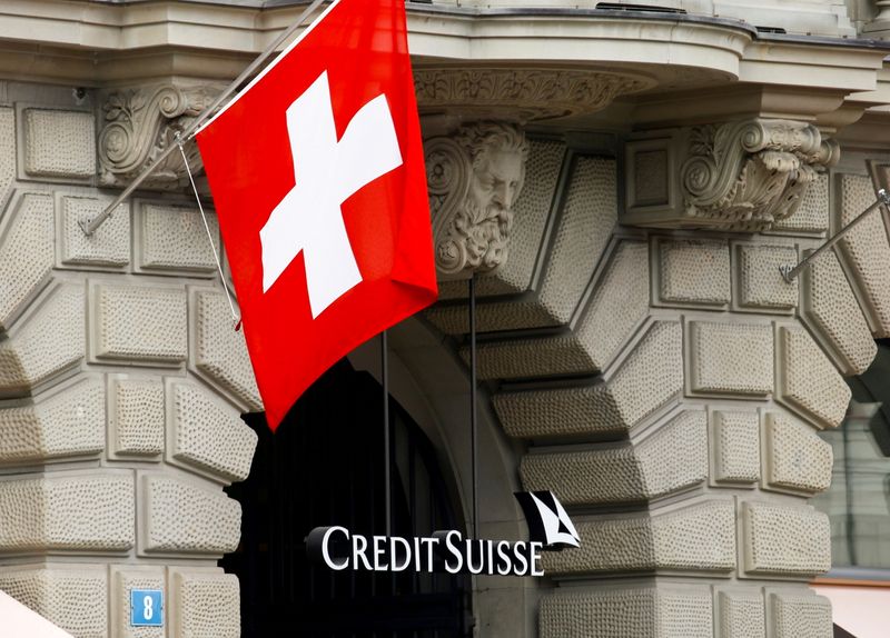 &copy; Reuters. La bandiera svizzera accanto al logo Credit Suisse a Zurigo. REUTERS/Arnd Wiegmann