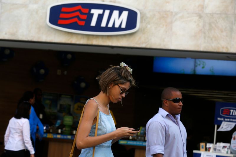 &copy; Reuters. Diversi passanti davanti a un negozio Telecom Italia Mobile (TIM) a Rio de Janeiro. REUTERS/Pilar Olivares