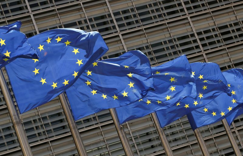 &copy; Reuters. Le bandiere dell'Unione europea fuori dalla sede centrale della Commissione europea. REUTERS/Yves Herman
