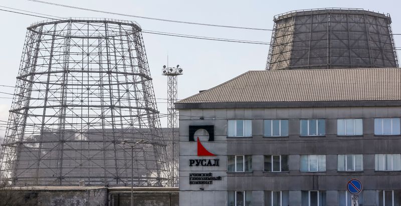 &copy; Reuters. The Rusal logo is seen on a building of the Rusal Achinsk Alumina Refinery, near the Siberian town of Achinsk, Krasnoyarsk region, Russia April 29, 2018. Picture taken April 29, 2018.  REUTERS/Ilya Naymushin