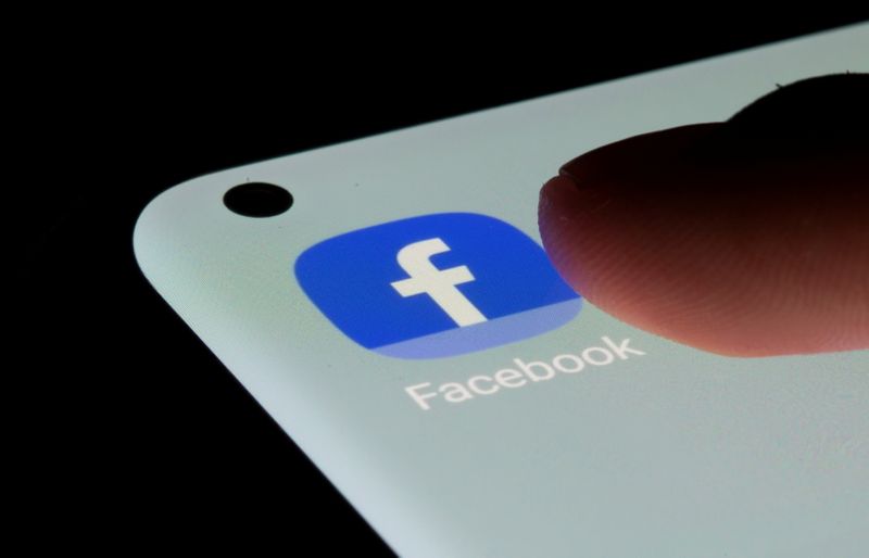 &copy; Reuters. FILE PHOTO: Facebook app is seen on a smartphone in this illustration taken, July 13, 2021. REUTERS/Dado Ruvic/Illustration/File Photo