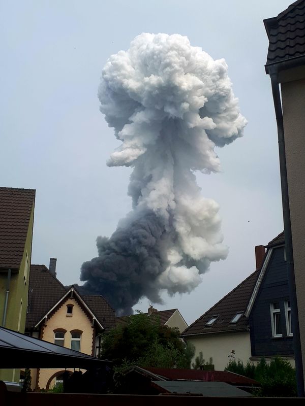 &copy; Reuters. Une personne est morte et quatre autres sont portées disparues mardi après une forte explosion sur un site d'usines chimiques, à Leverkusen, dans l'ouest de l'Allemagne, annonce l'opérateur du site Chempark, Currenta. /Photo diffusée le 27 juillet 20
