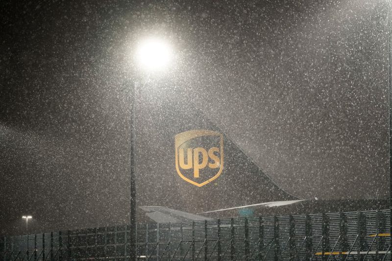 &copy; Reuters. Snow falls at the United Parcel Service (UPS) WorldPort hub located at Louisville Muhammad Ali International Airport in Louisville, Kentucky, U.S., February 15, 2021. For the first time in history, UPS has closed the WorldPort hub,  suspending all sorting