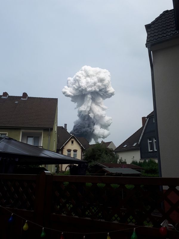 &copy; Reuters. أعمدة من الدخان تتصاعد بعد انفجار في منطقة صناعية في مدينة ليفركوزن بغرب ألمانيا يوم الثلاثاء. تصوير: أنا فروس - رويترز.