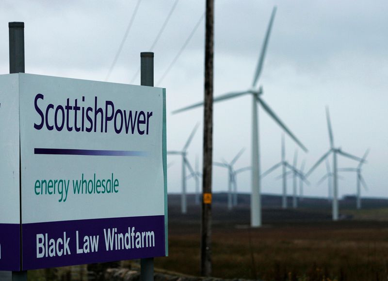 &copy; Reuters. La entrada principal del parque eólico Black Law, propiedad de ScottishPower, en Lanarkshire
