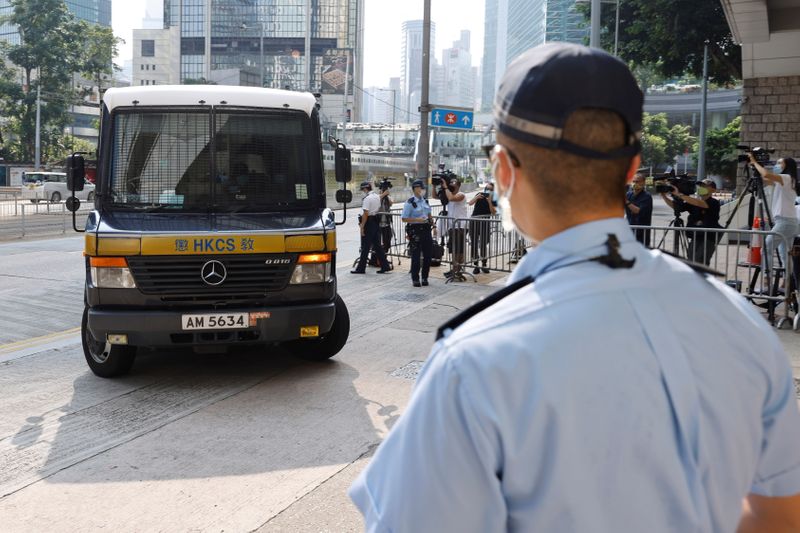 &copy; Reuters. Un furgón de la prisión que transporta a Tong Ying-kit, la primera persona acusada en virtud de la nueva ley de seguridad nacional, llega al Tribunal Superior para una audiencia, en Hong Kong, China, 27 de julio de 2021. REUTERS/Tyrone Siu