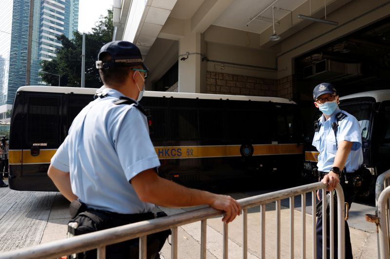&copy; Reuters. 香港の高等法院（高裁）は２７日、国家安全維持法（国安法）を初めて適用した裁判で、被告の男性にテロ活動罪と国家分裂扇動罪で有罪判決を言い渡した。高等法院に入る被告を乗せたバ
