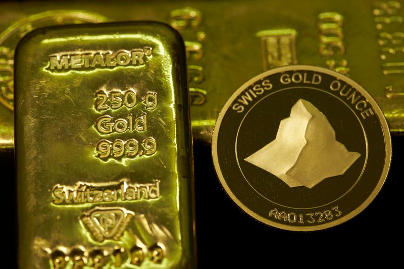 &copy; Reuters. An ounce of gold coin is pictured next to a 250g and a 500g ingots at Jolliet numismatic shop in Geneva November 19, 2014. Support among Swiss voters for a referendum proposal that would force a huge increase in the central bank's gold reserves has slippe