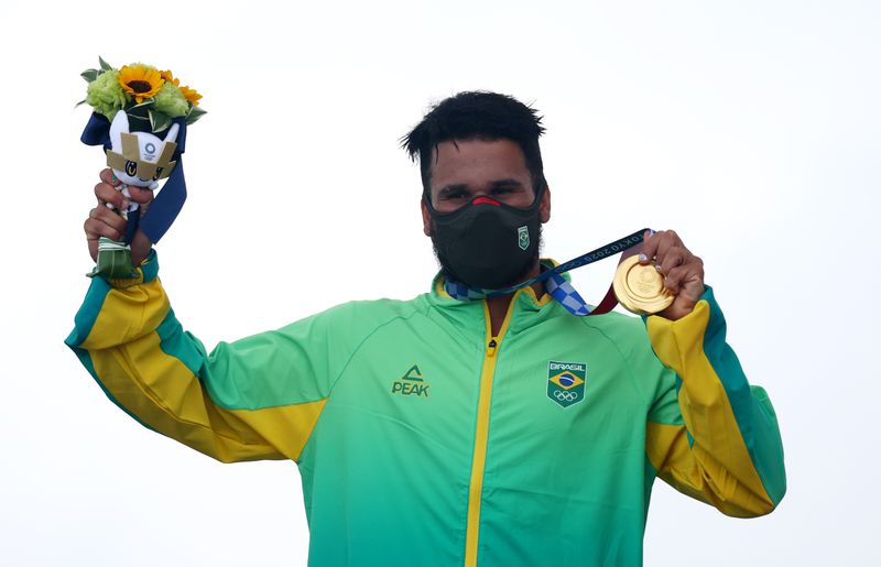 &copy; Reuters. Ítalo Ferreira na cerimônia de premiação após conquistar a medalha de ouro no surfe durante  Olimpíada Tóquio 2020
27/07/2021 REUTERS/Lisi Niesner