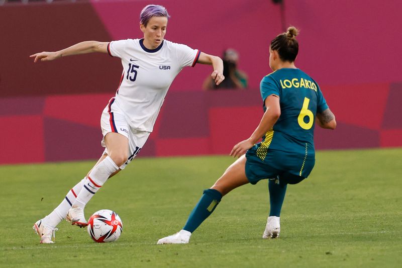 &copy; Reuters. Megan Rapinoe, dos Estados Unidos, dribla Chloe Logarzo, da Austrália, durante partida do torneio de futebol feminino da Tóquio 2020
27/07/2021 Geoff Burke-USA TODAY Sports