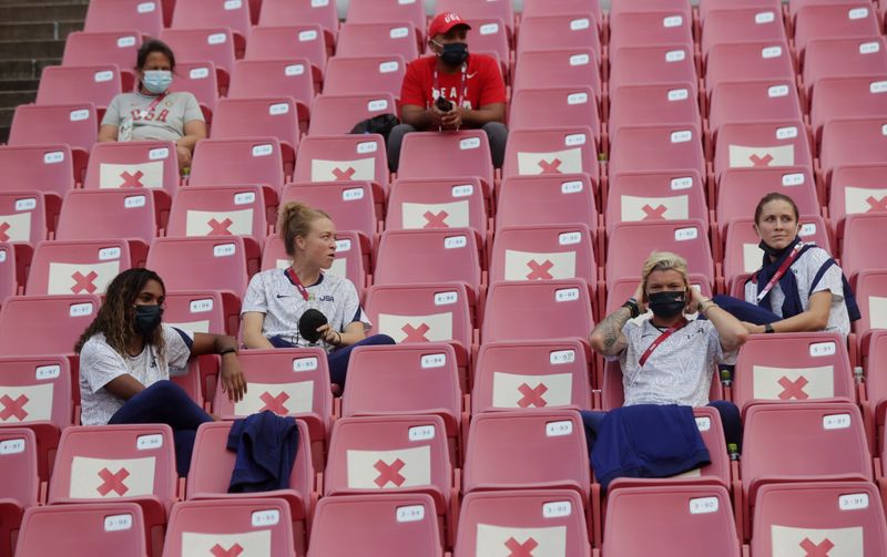 &copy; Reuters.  Jul 27, 2021. 
Foto ilustrativa del martes de las futbolistas de la selección de EEUU sentadas en las gradas vacías del estadio antes de su partido con Australia por los Juegos Olímpicos. 
REUTERS/Henry Romero