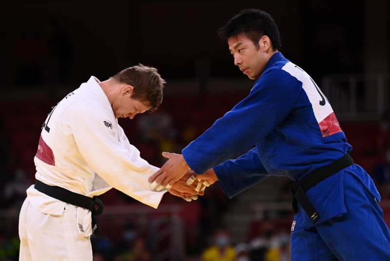&copy; Reuters. Jul 27, 2021. 
Foto del martes del belga Matthias Casse saludando al japonés Takanori Nagase tras su derrota en las semifinales del judo hasta 81 kg de los Juegos de Tokio. 
REUTERS/Annegret Hilse