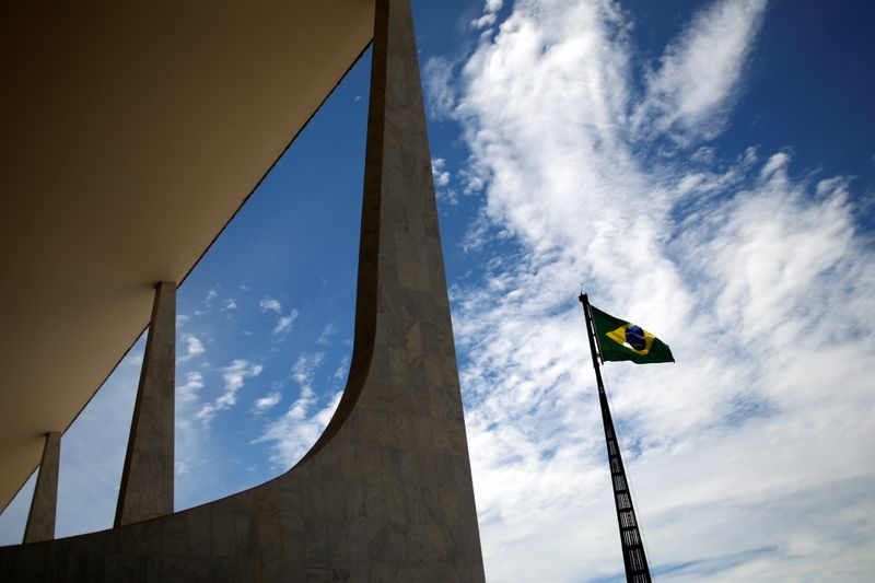 &copy; Reuters. Bandeira do Brasil no Palácio do Planalto
08/01/2021 REUTERS/Adriano Machado