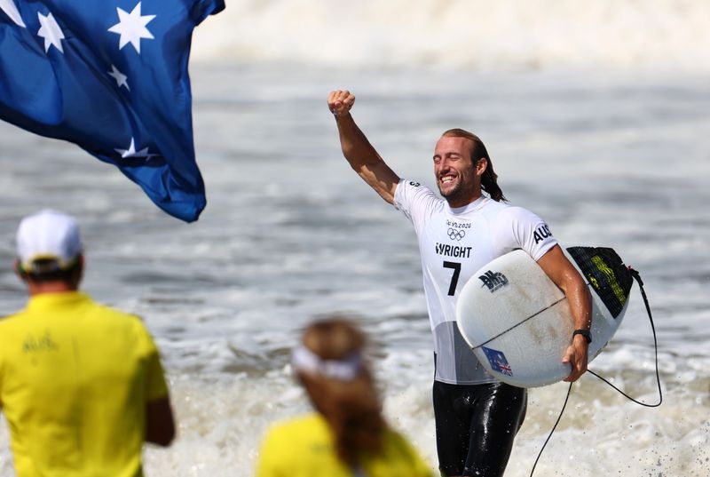 &copy; Reuters. Jul 27, 2021. 
Foto del martes del australiano Owen Wright celebrando tras ganar la medalla de bronce en el surf de los Juegos de Tokio. 
REUTERS/Lisi Niesner 
