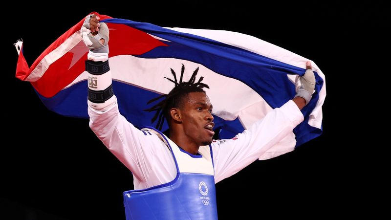 &copy; Reuters.  Jul 27, 2021. 
Foto del martes del taekwondista cubano Rafael Alba Castillo celebrado tras ganar el bronce en la prueba de 80 kilos de los Juegos de Tokio. 
REUTERS/Murad Sezer
