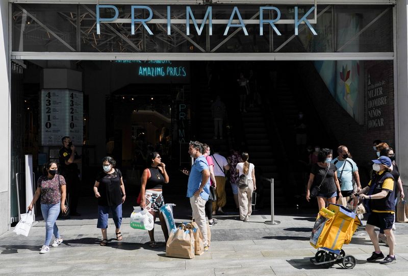 &copy; Reuters. Gente de compras en un distrito comercial en Madrid, España, el 27 de julio de 2021. REUTERS/Juan Medina