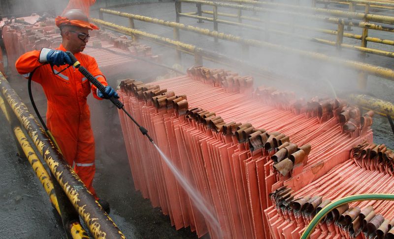 &copy; Reuters. IMAGEN DE ARCHIVO. Un trabajador limpia cátodos de cobre dentro de una planta en la refinería Ventanas de la chilena Codelco