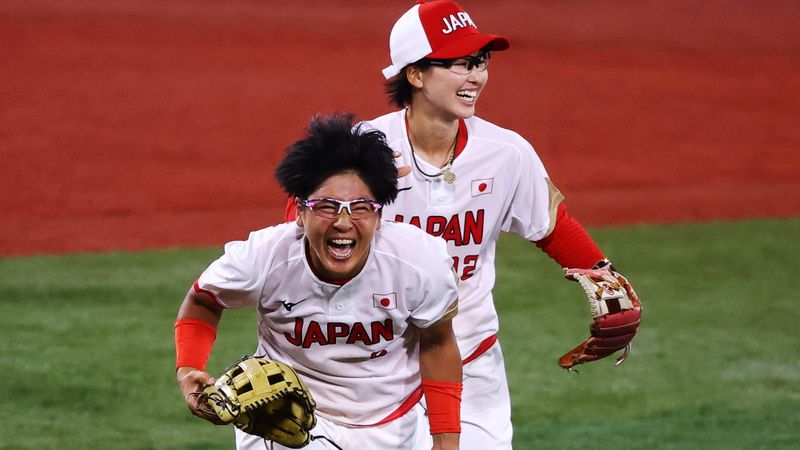 © Reuters. Jul 27, 2021. 
Foto del martes de la japonesa Yu Yamamoto celebrando un out en la victoria sobre EEUU en la final del sóftbol en los Juegos de Tokio. 
REUTERS/Jorge Silva