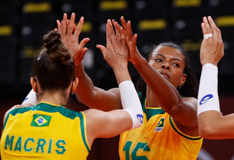 &copy; Reuters. Fernanda Garay e Macris se cumprimentam durante partida da seleção feminina de vôlei do Brasil contra a República Dominicana nos Jogos Olímpicos de Tóquio
27/07/2021 REUTERS/Valentyn Ogirenko