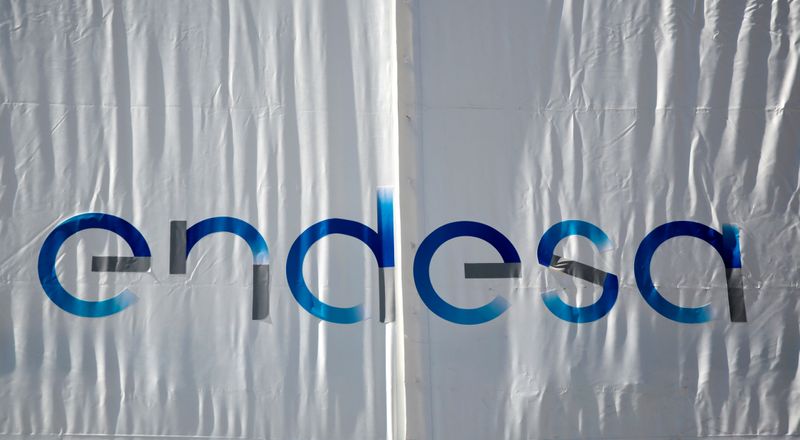 © Reuters. El logotipo de la compañía eléctrica española Endesa en una pancarta en su sede en Madrid, España, 26 de abril de 2016. REUTERS/Andrea Comas