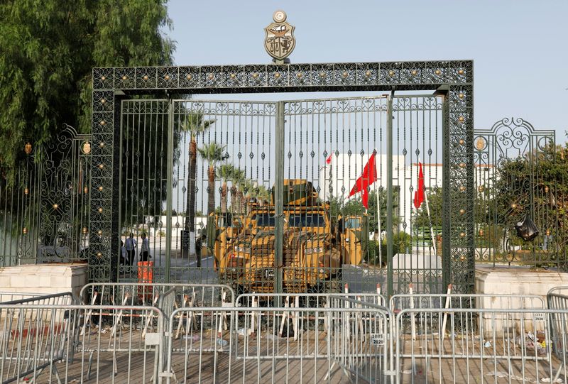 &copy; Reuters. مركبة عسكرية أمام مبنى البرلمان التونسي في العاصمة تونس يوم الاثنين. تصوير: زبير السويسي - رويترز.