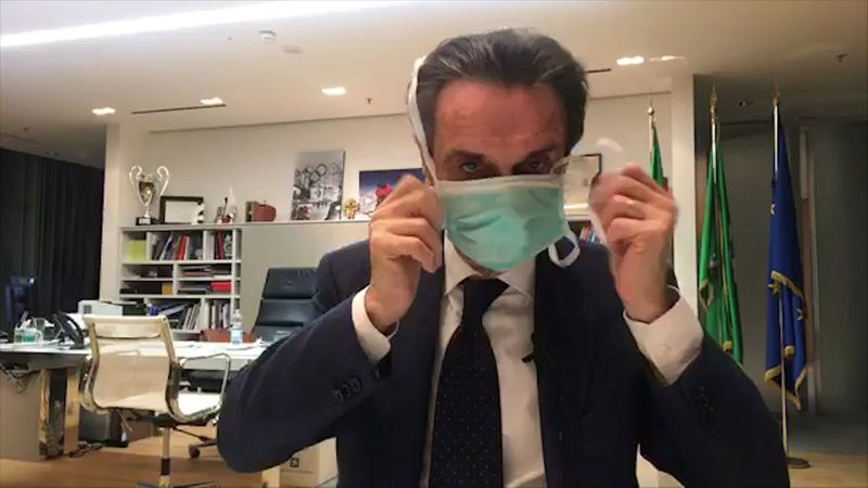 &copy; Reuters. Il governatore della Lombardia Attilio Fontana indossa una maschera protettiva mentre annuncia su Facebook di essersi messo in quarantena dopo che uno dei suoi aiutanti è risultato positivo al coronavirus, in questo fermo immagine tratto da un video sui 