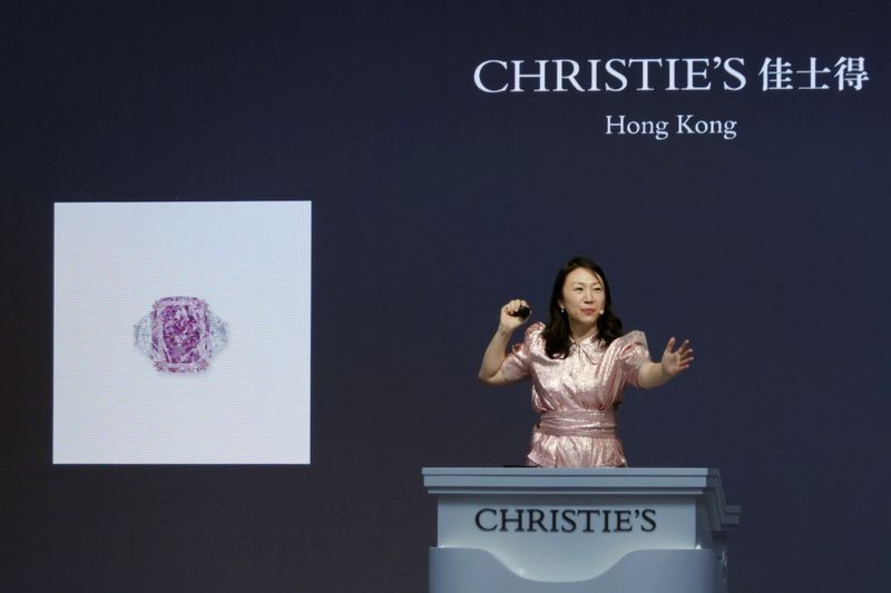 &copy; Reuters. FILE PHOTO: An auctioneer holds the gavel during Christie's auction of Sakura Diamond, a 15.81 carat purple pink diamond ring, in Hong Kong, China May 23, 2021. REUTERS/Joyce Zhou/File Photo