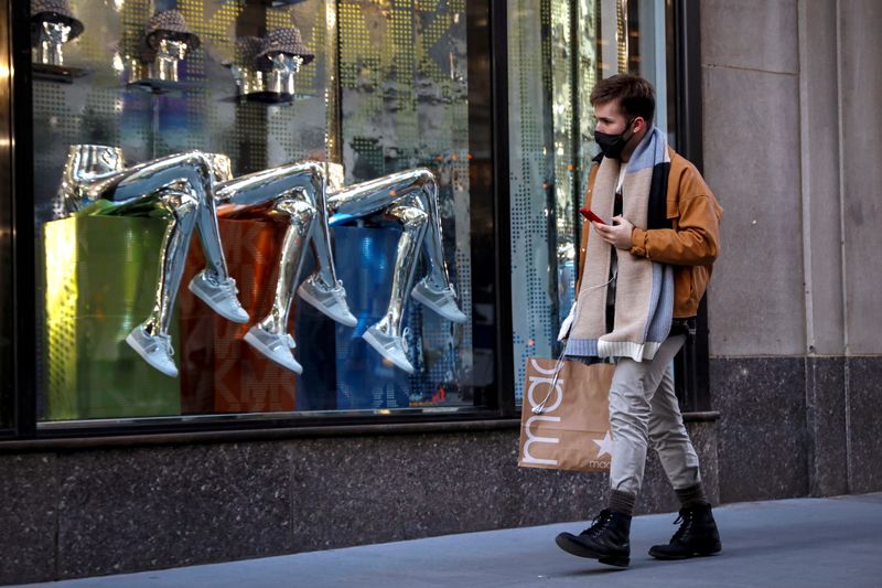 &copy; Reuters. Homem faz compras na 5ª Avenida de Nova York
17/02/2021. 
 REUTERS/Brendan McDermid