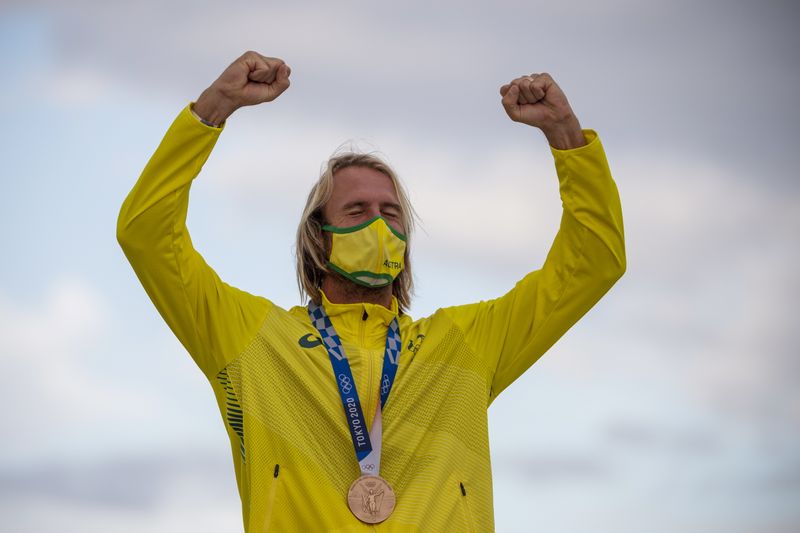 &copy; Reuters. Surfista australiano Owen Wright comemora conquista da medalha de bronze na Olimpíada de Tóquio
27/07/2021 REUTERS/Olivier Morin