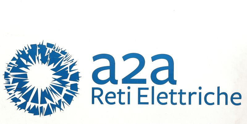 &copy; Reuters. Il logo della compagnia A2A Energy sul pullman nel centro di Milano, Italia, 27 aprile 2016. REUTERS/Stefano Rellandini 
