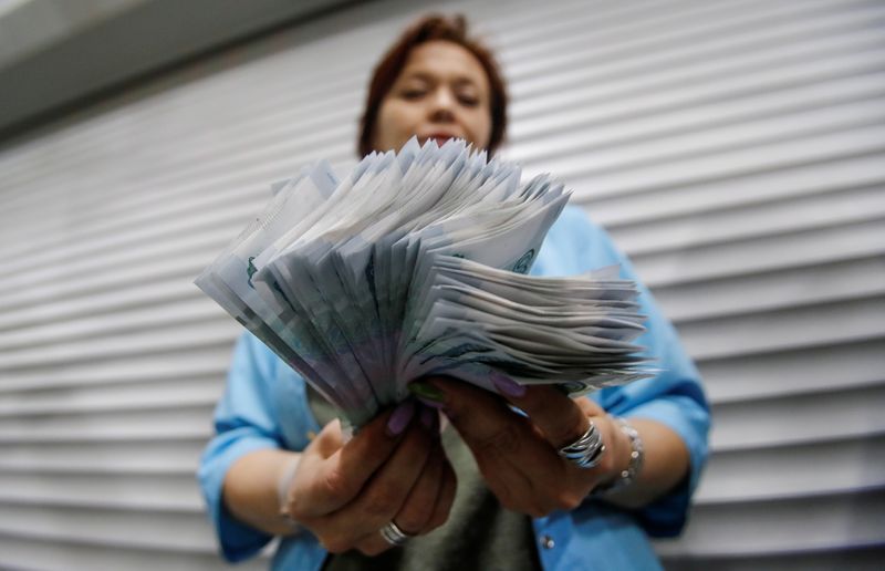 &copy; Reuters. An employee holds 1000 Russian Roubles notes at Goznak printing factory in Moscow, Russia July 11, 2019. REUTERS/Maxim Shemetov