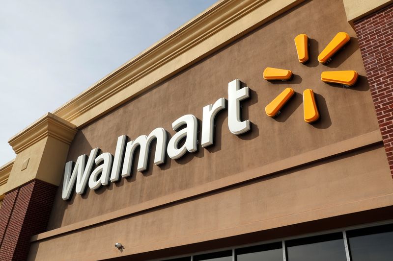 &copy; Reuters. Le géant des supermarchés Walmart Inc a annoncé mardi qu'à partir du 16 août, il prendrait en charge les frais d'inscription universitaires et fournitures de ses quelque 1,5 million de salariés à temps plein et à temps partiel. /Photo prise le 17 