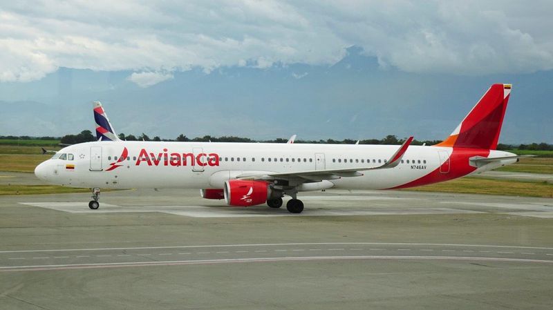 &copy; Reuters. Foto de archivo. Un avión Airbus A321-200 de la aerolínea Avianca  se desplaza por la pista del Aeropuerto Internacional Alfonso Bonilla Aragón en Palmira